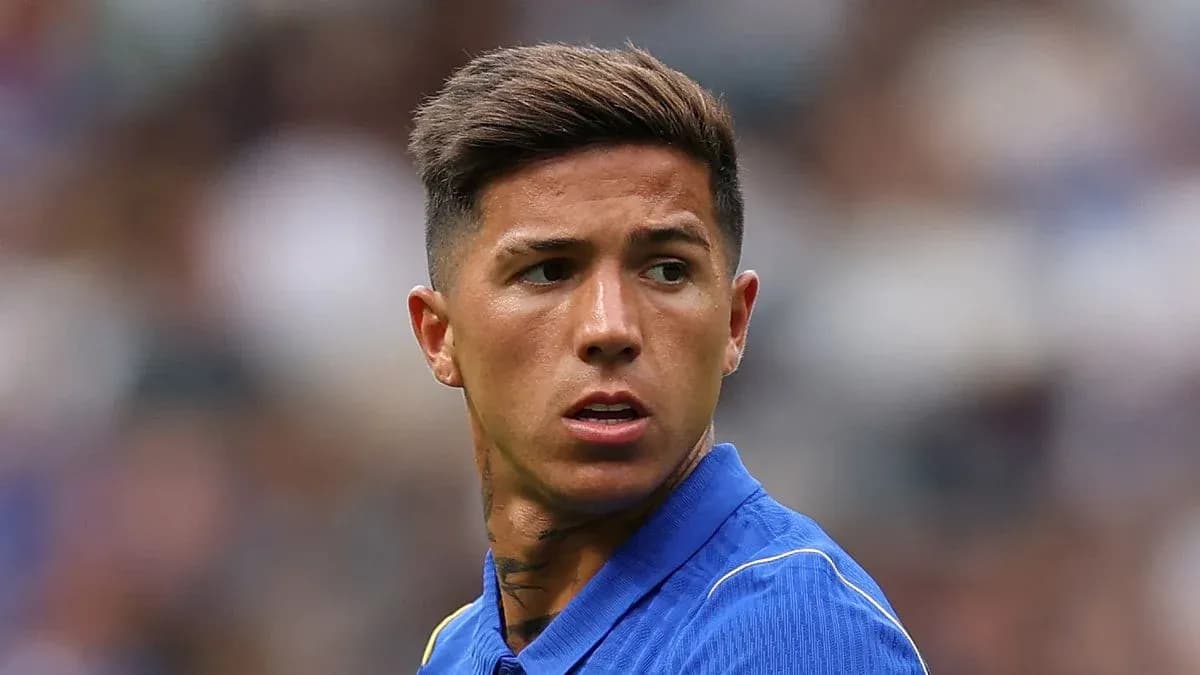 Jugador con camiseta azul en el campo de fútbol