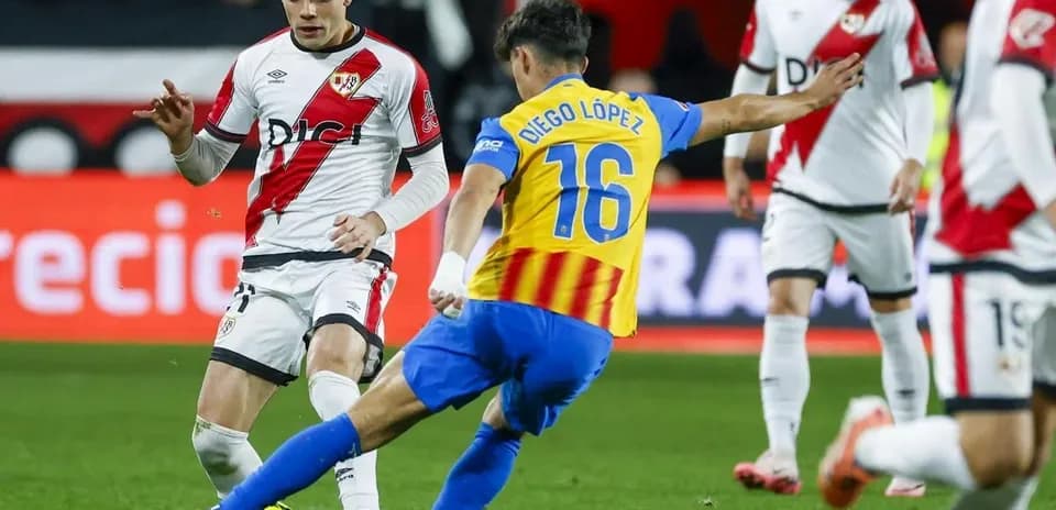 Jugadores de Valencia y Rayo Vallecano en acción