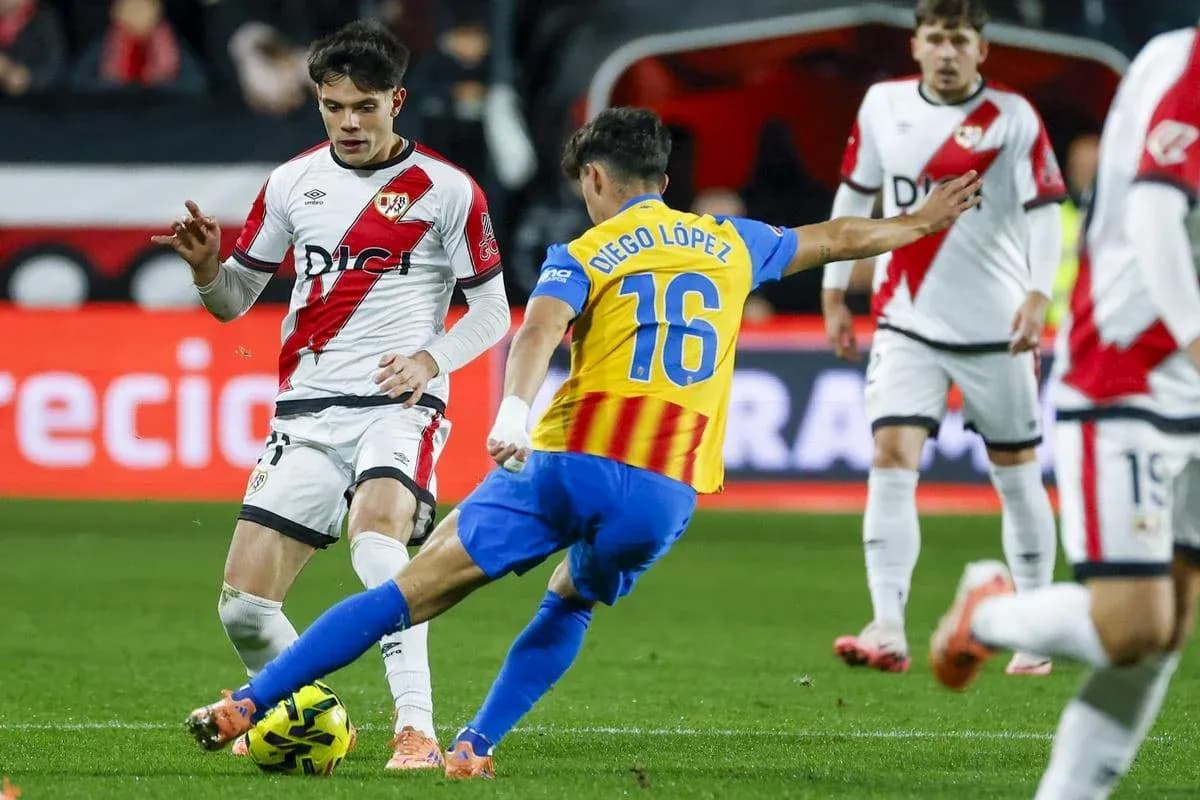 Jugadores de Valencia y Rayo Vallecano en acción