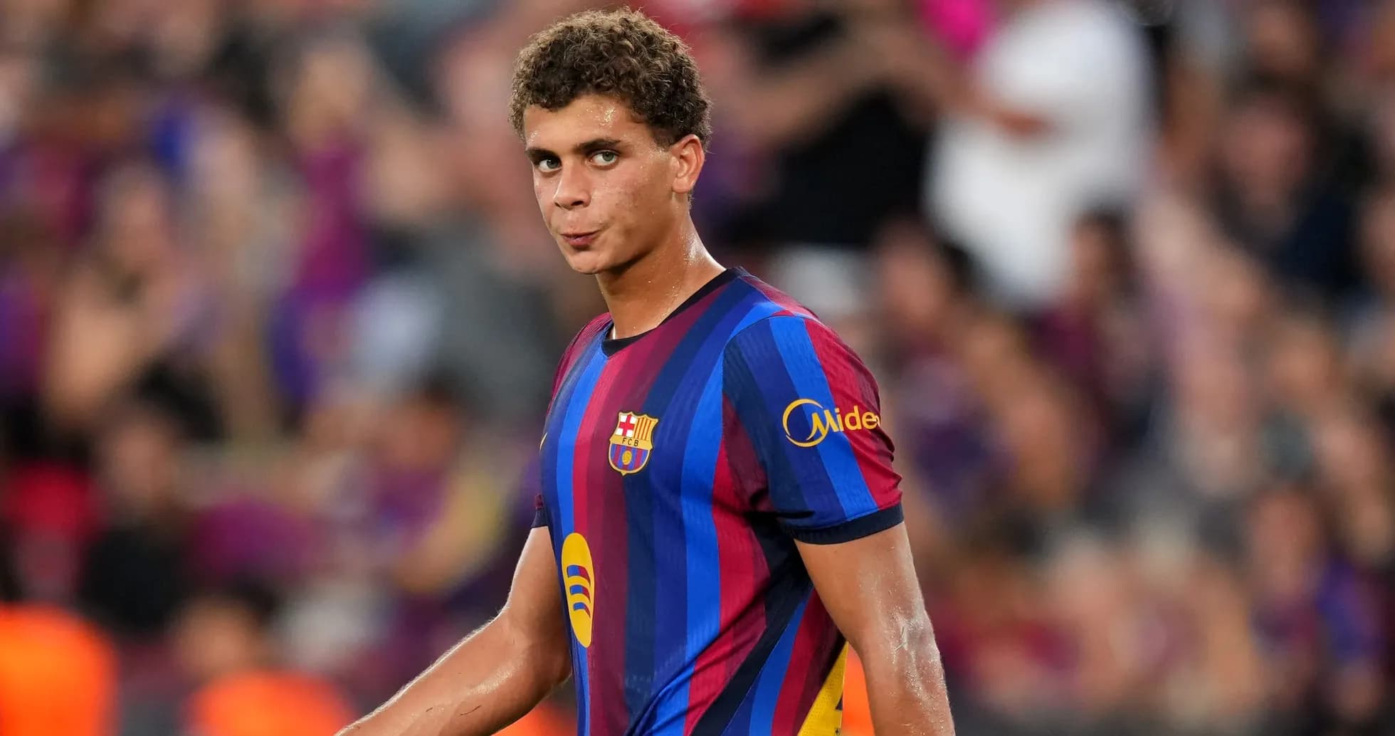 Jugador de Barcelona en el campo durante el partido