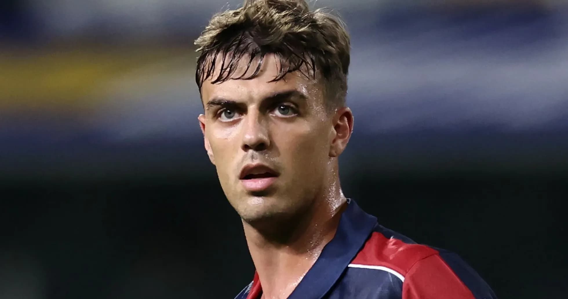 Jugador de fútbol con camiseta de Bologne en el campo