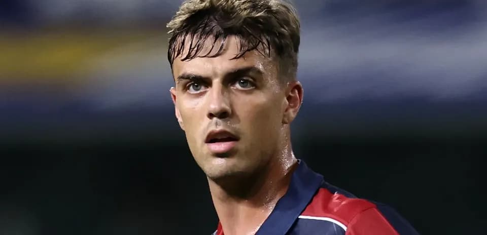 Jugador de fútbol con camiseta de Bologne en el campo