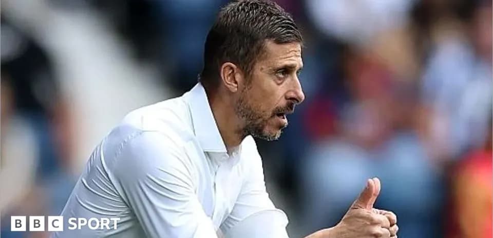 Entrenador dando instrucciones durante el partido