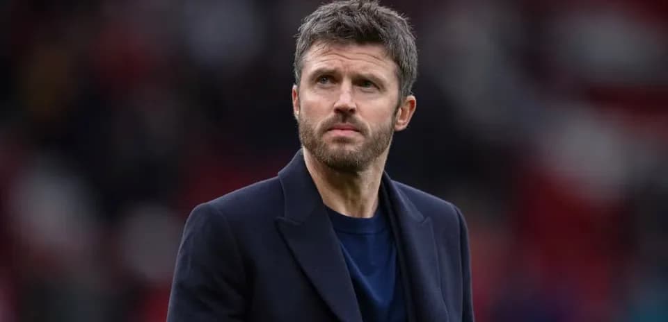 Entrenador observando el campo antes del partido