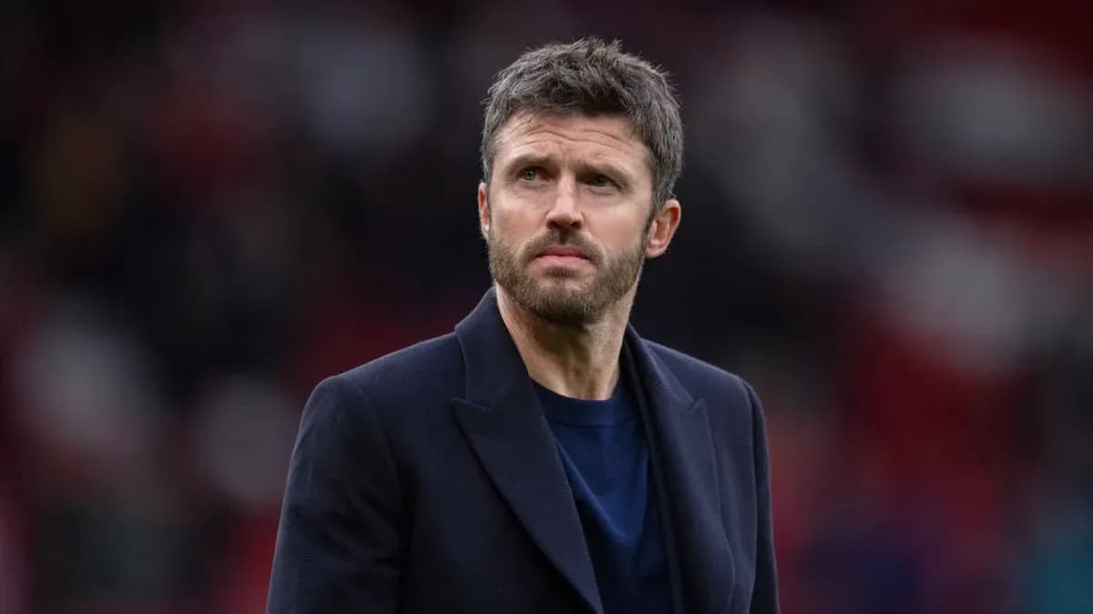 Entrenador observando el campo antes del partido