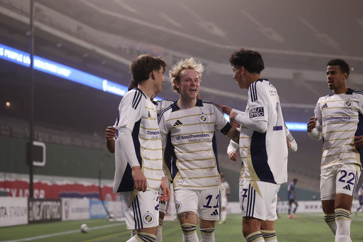 Jugadores celebrando un gol en el partido
