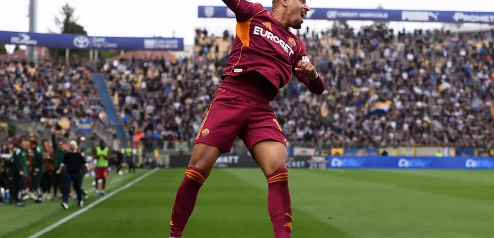 Jugador de AS Roma celebra un gol