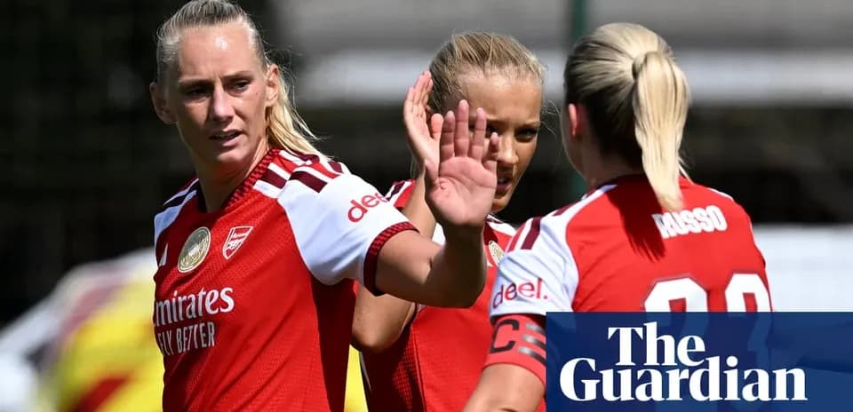 Jugadoras de Arsenal en entrenamiento, saludando entre ellas