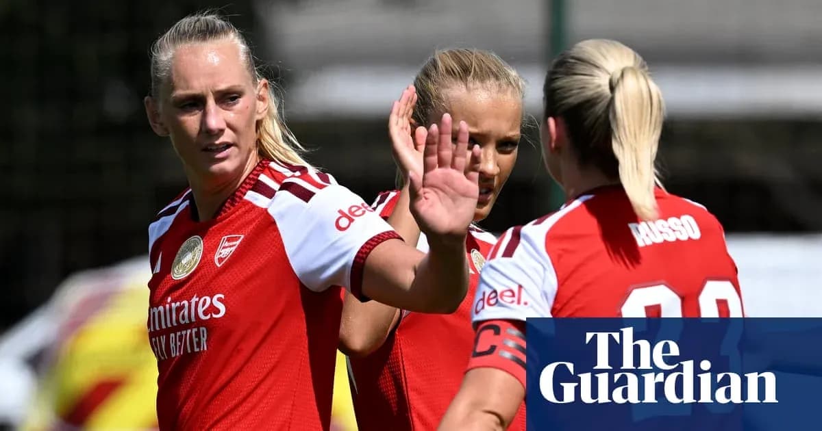 Jugadoras de Arsenal en entrenamiento, saludando entre ellas