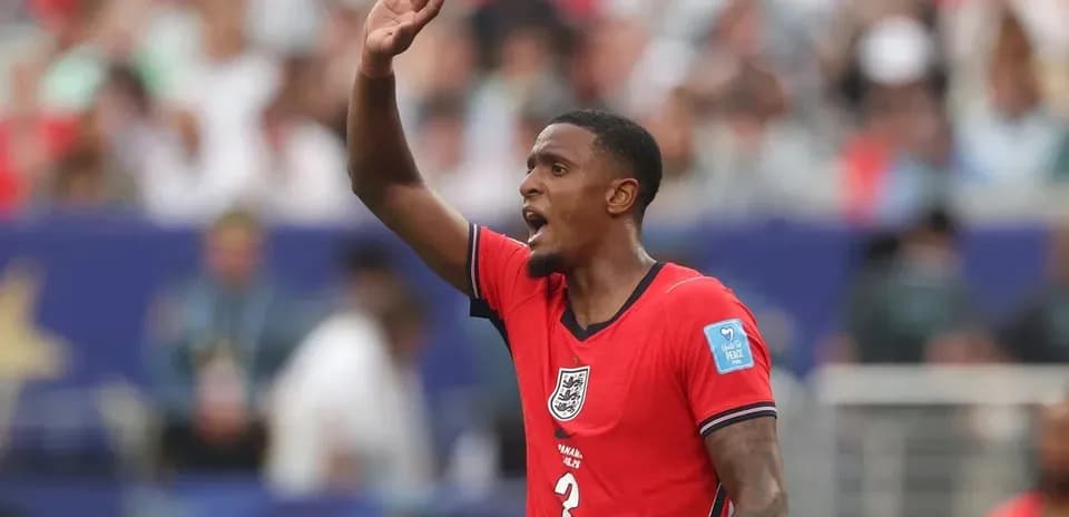 Jugador de Inglaterra levantando la mano durante partido