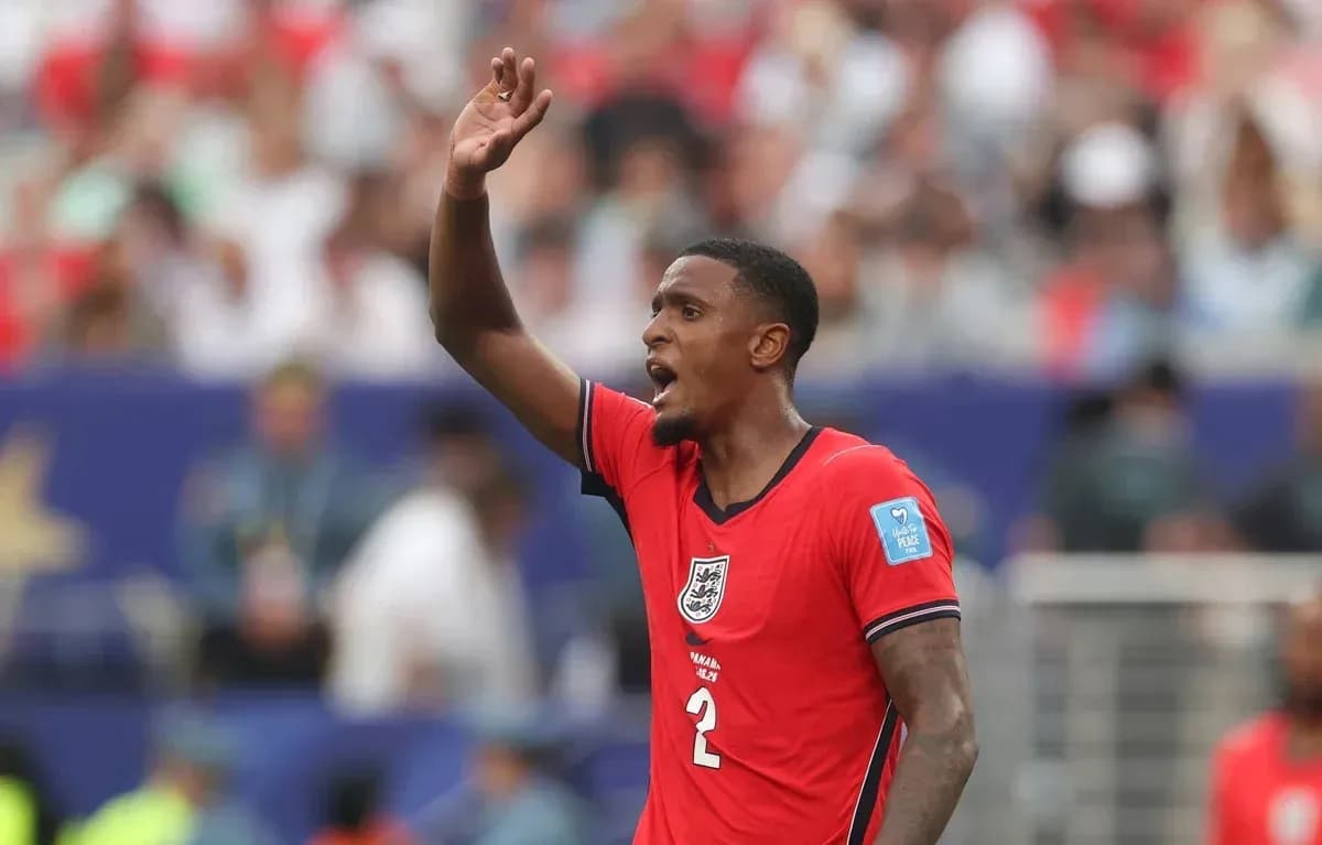 Jugador de Inglaterra levantando la mano durante partido