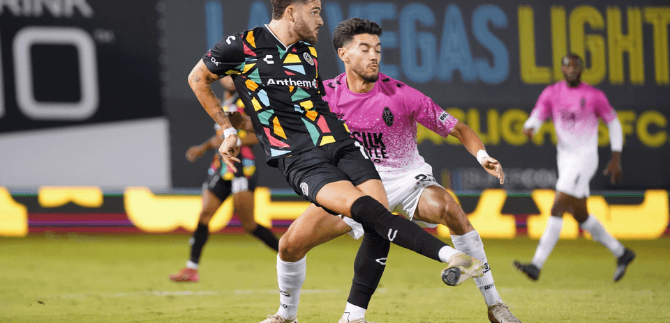 Jugadores compitiendo en el partido Las Vegas Lights
