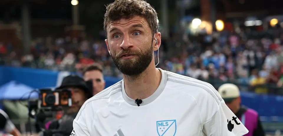 Jugador de fútbol en campo durante un partido