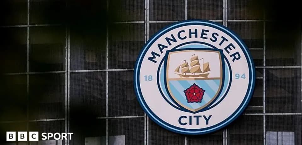 Logo de Manchester City en edificio
