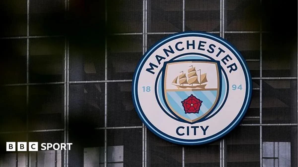 Logo de Manchester City en edificio