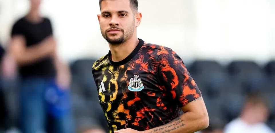 Jugador de Newcastle en camiseta de entrenamiento colorida