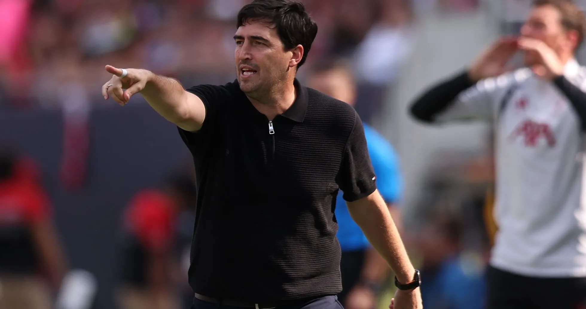 Entrenador dirigiendo instrucciones durante un partido