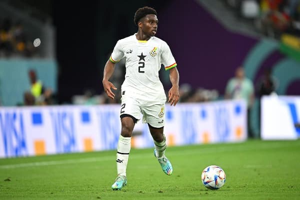 Jugador de Ghana con balón durante el partido