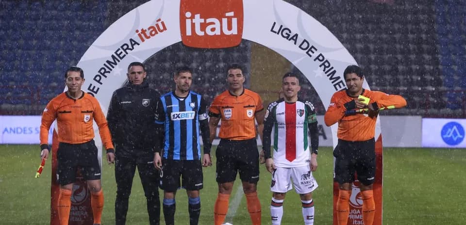 Jugadores y árbitros en el partido Palestino vs Huachipato