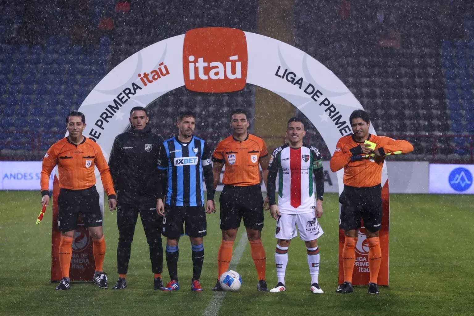 Jugadores y árbitros en el partido Palestino vs Huachipato