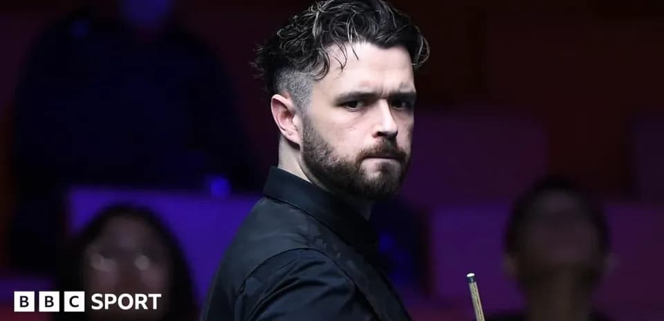 Jugador de snooker sosteniendo un taco en el torneo