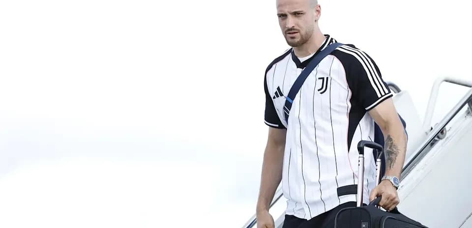 Jugador de Juventus llegando con maleta al aeropuerto