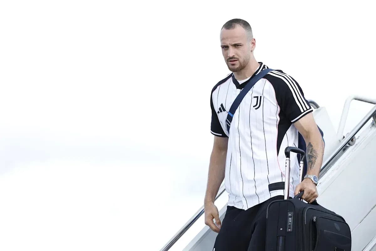 Jugador de Juventus llegando con maleta al aeropuerto