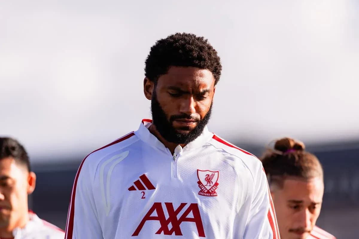 Jugador de Liverpool en calentamiento antes del partido