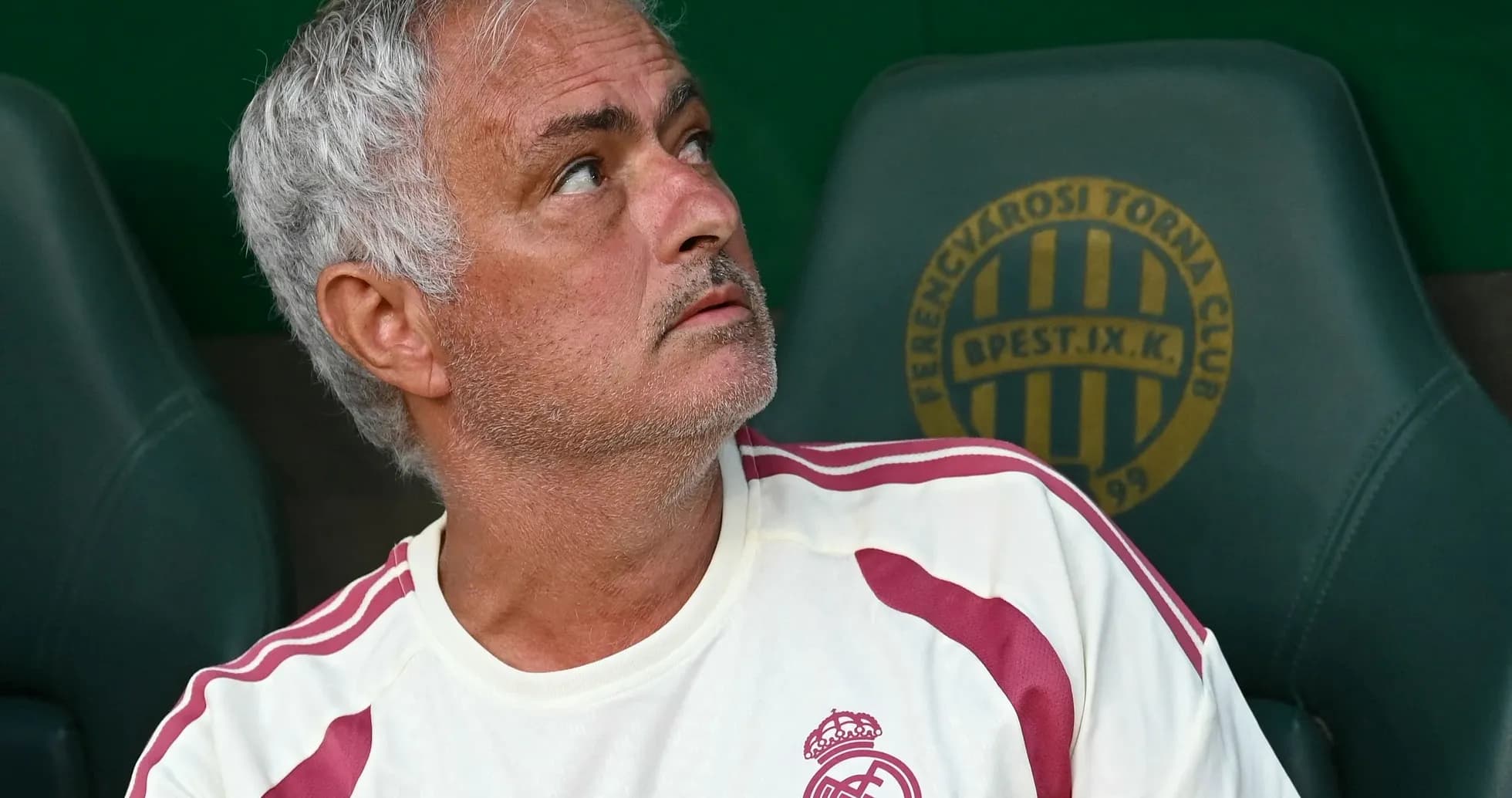 Entrenador observando desde el banquillo durante el partido