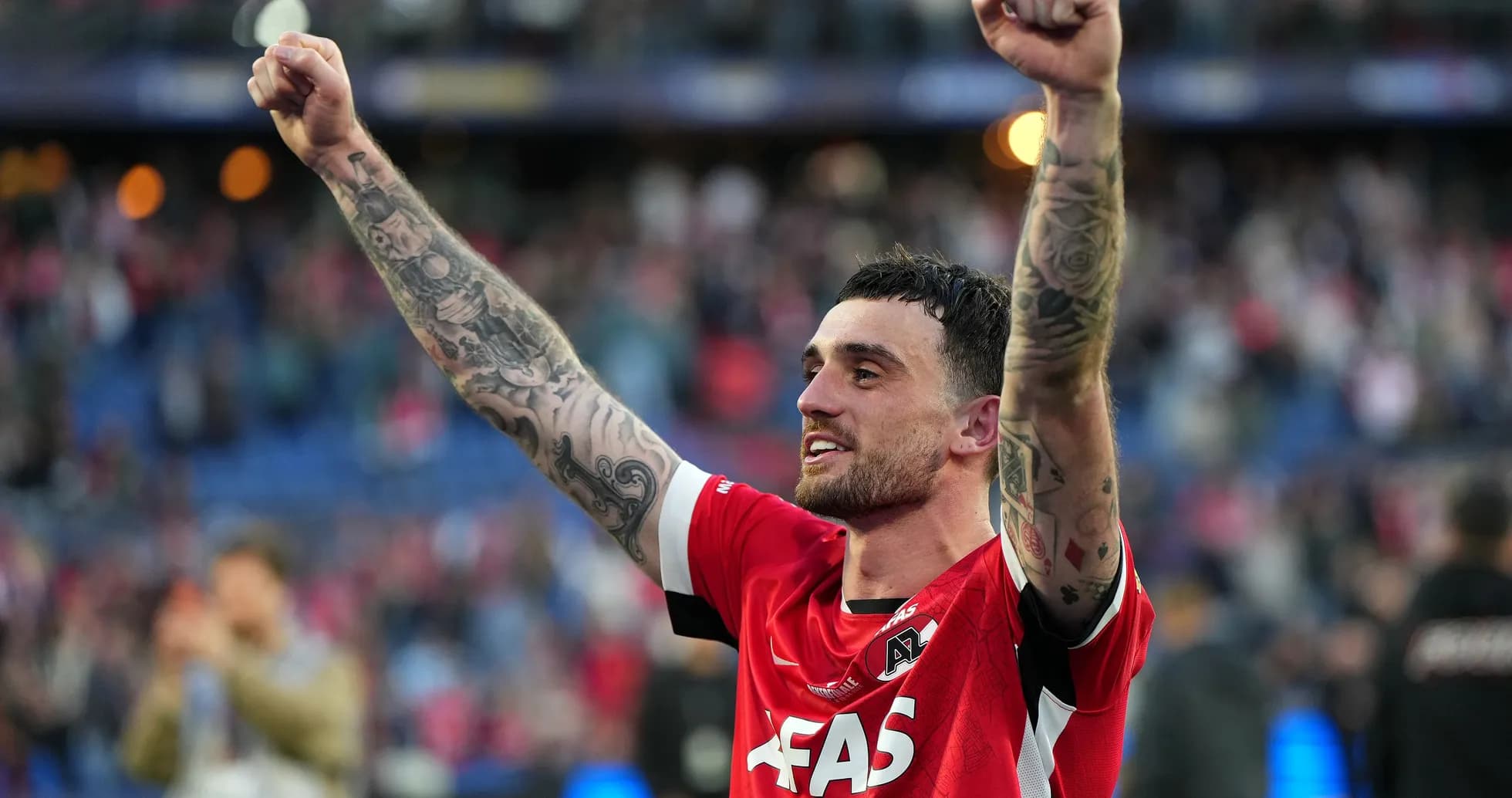 Jugador celebrando con los brazos levantados tras el partido