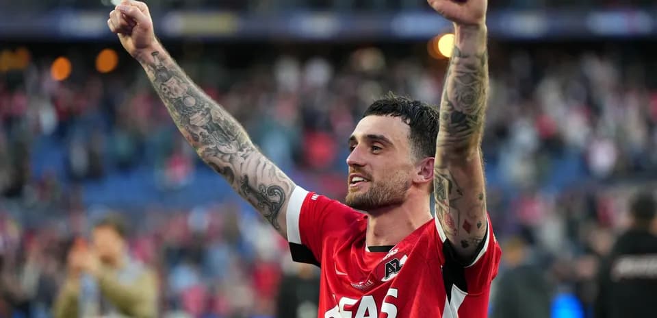 Jugador celebrando con los brazos levantados tras el partido