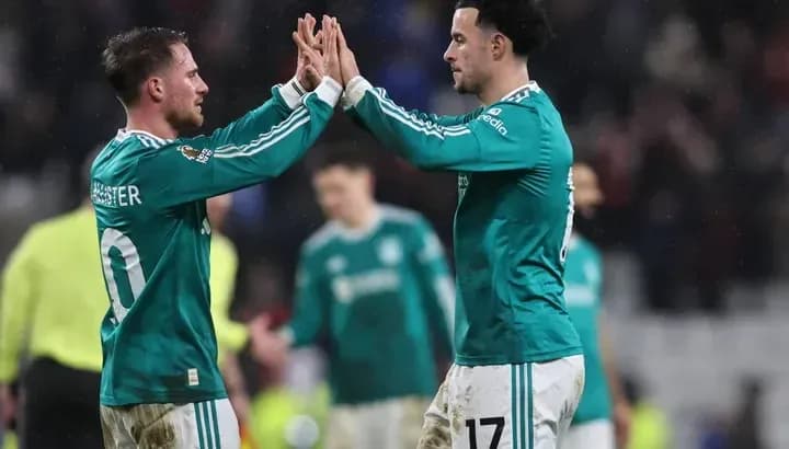 Dos jugadores chocando las manos en celebración