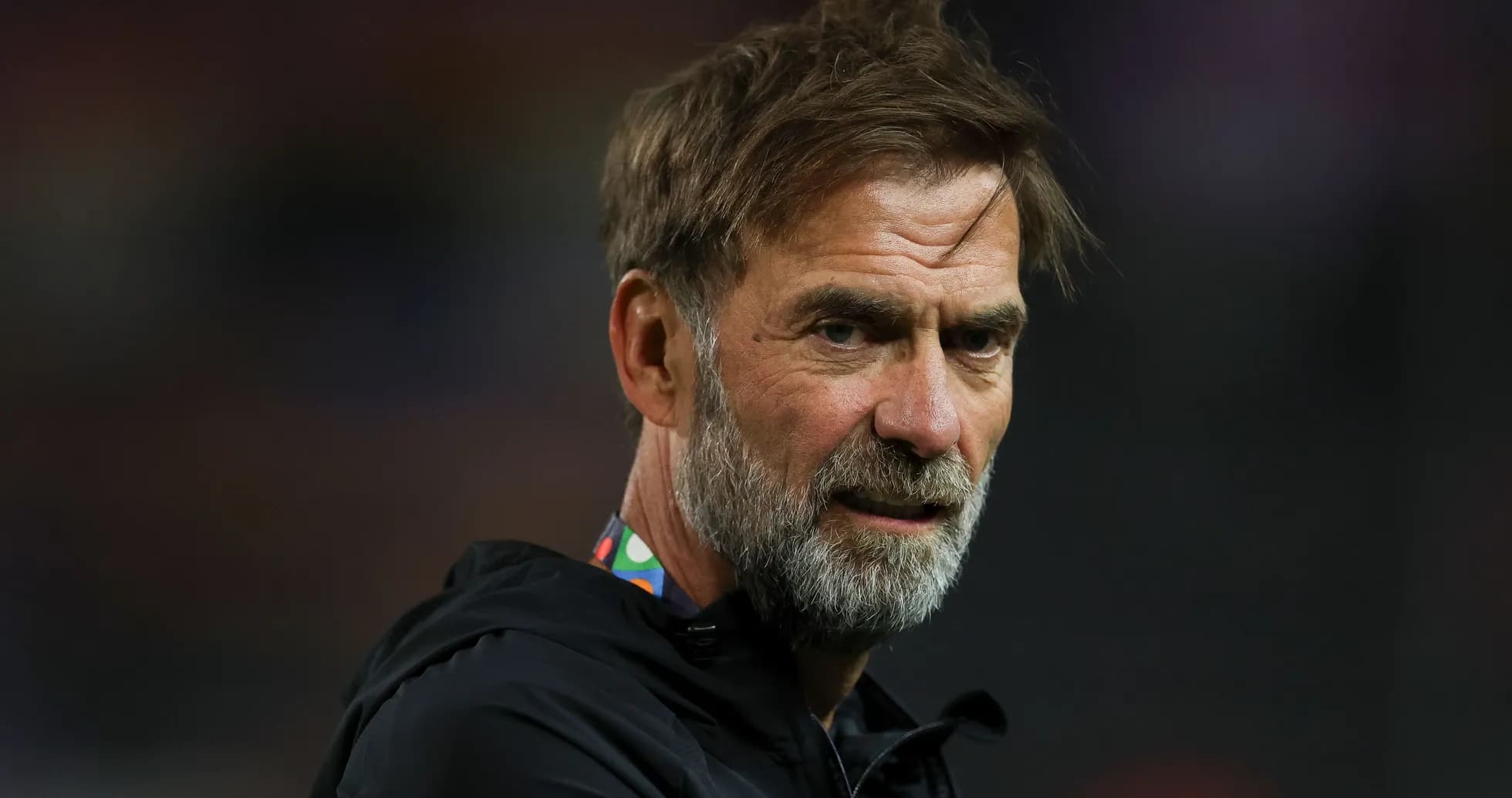 Entrenador observando durante un partido de fútbol