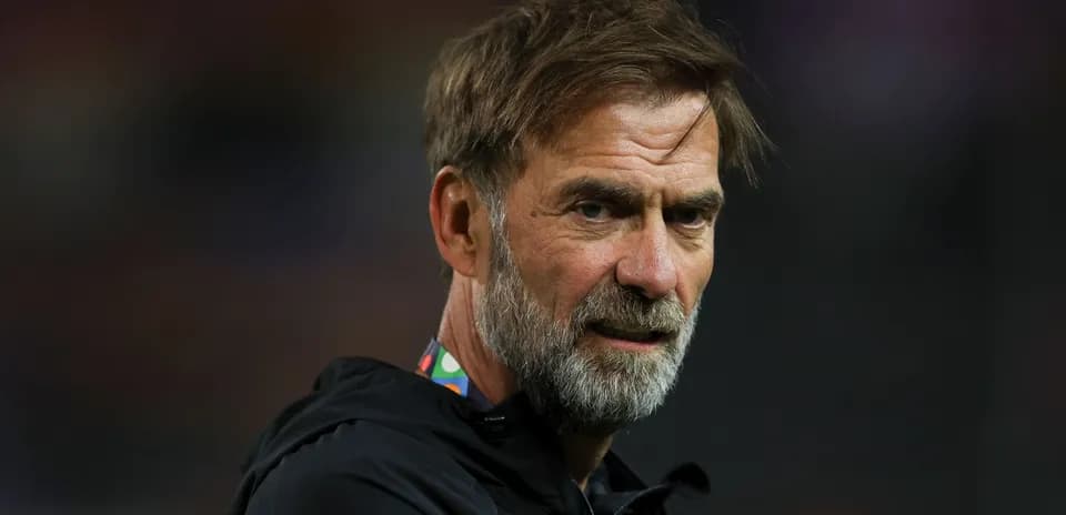 Entrenador observando durante un partido de fútbol