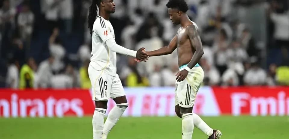 Jugadores de Real Madrid se dan la mano tras partido