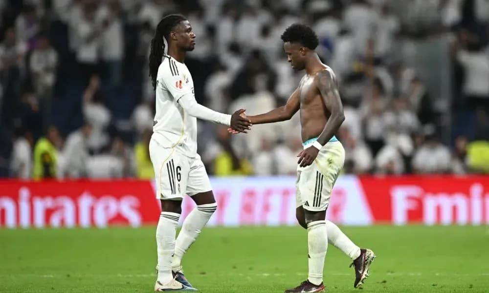 Jugadores de Real Madrid se dan la mano tras partido