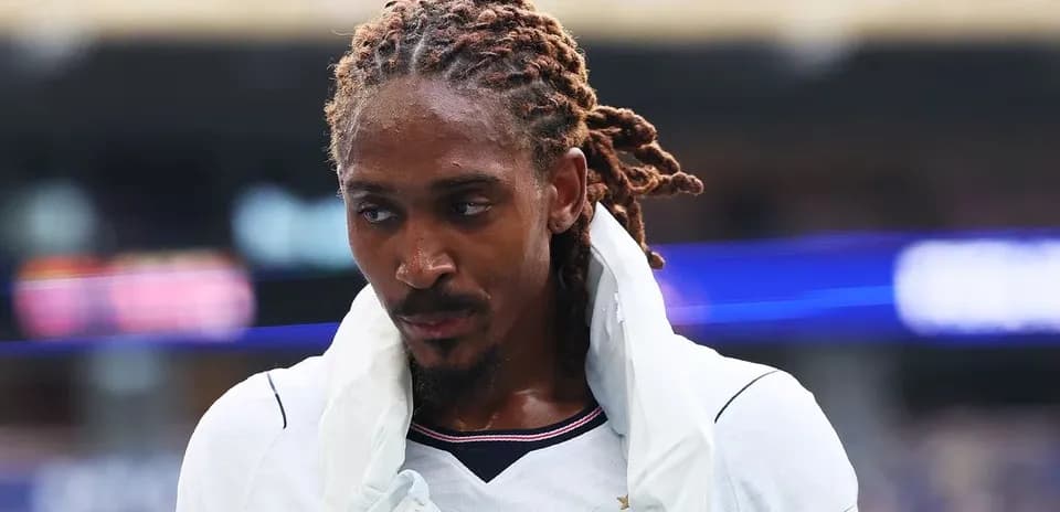 Jugador con trenzas saliendo del campo tras partido