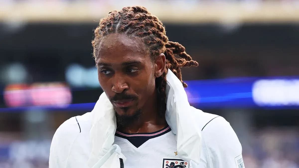 Jugador con trenzas saliendo del campo tras partido