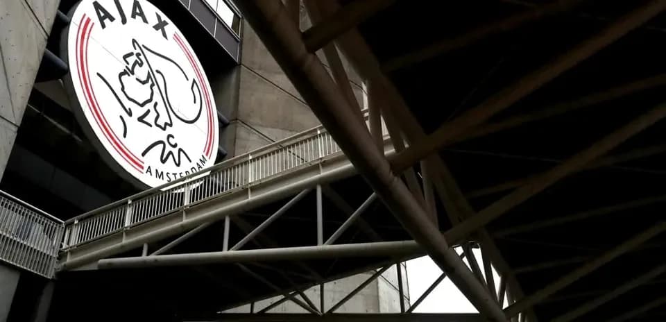 Logotipo de Ajax en el exterior del estadio