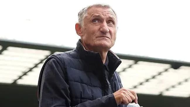Hombre mirando hacia arriba en un estadio