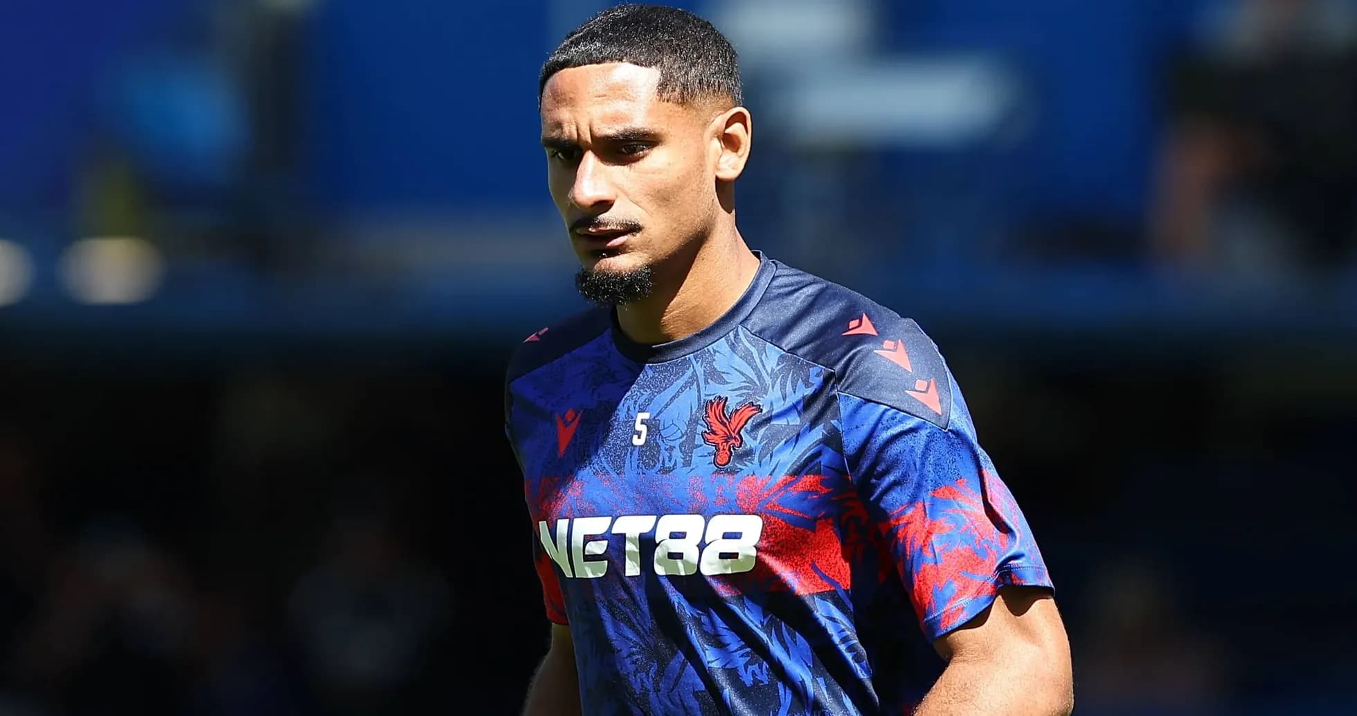 Jugador de Crystal Palace en entrenamiento previo al partido