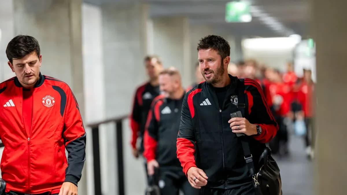Jugadores de Manchester United llegando por pasillo