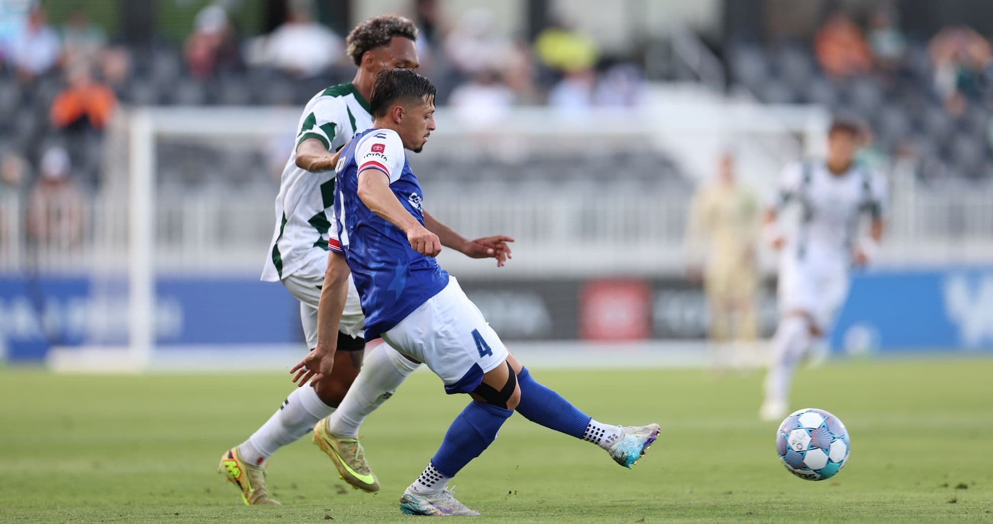 Jugador de Lexington golpeando el balón en partido