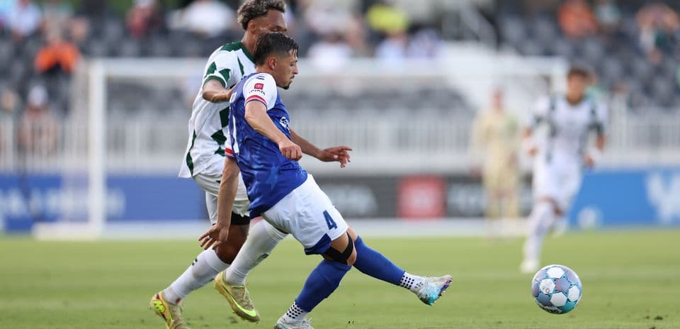 Jugador de Lexington golpeando el balón en partido