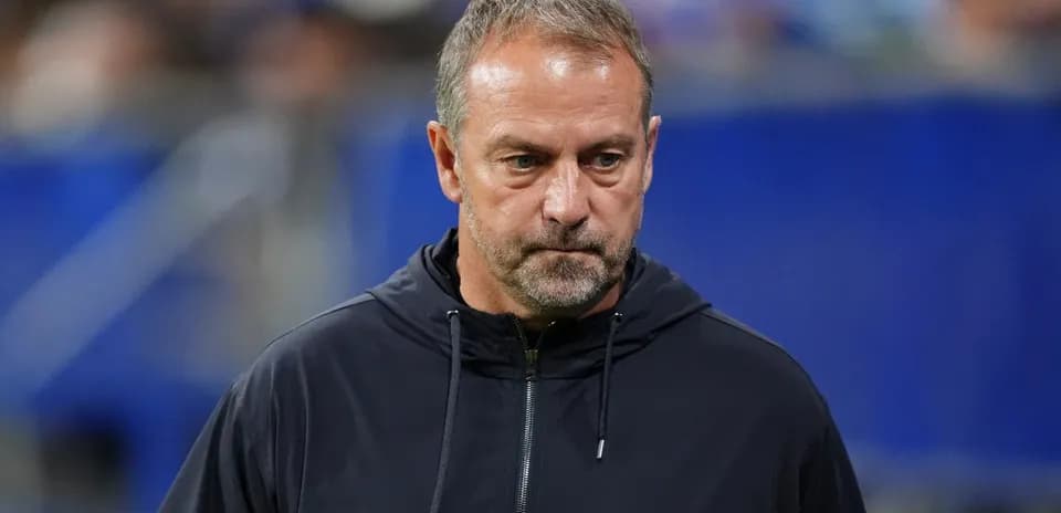 Entrenador observando el partido desde la línea de banda