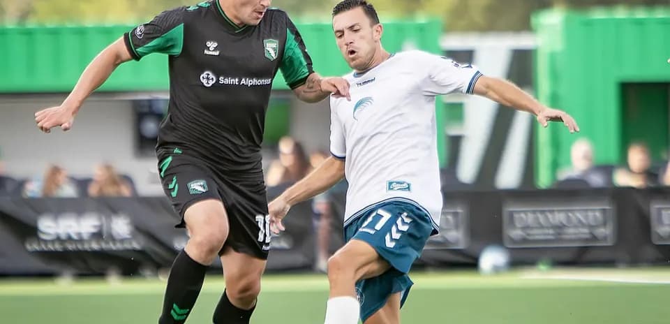 Jugadores en acción durante el partido de fútbol