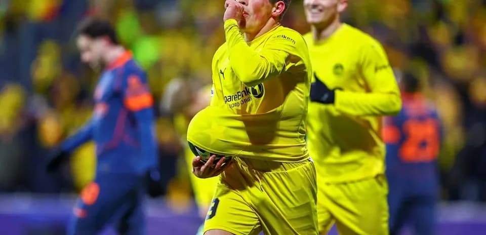 Jugador celebra gol en partido de fútbol