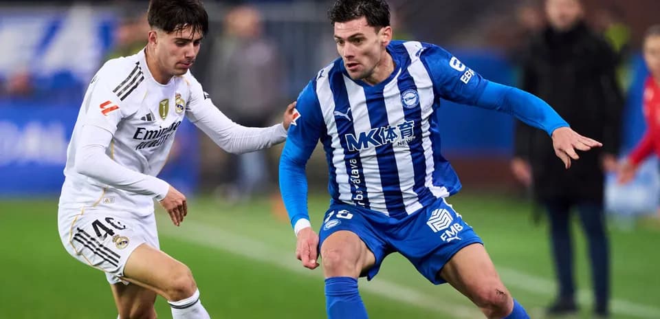 Jugadores de fútbol compitiendo por el balón