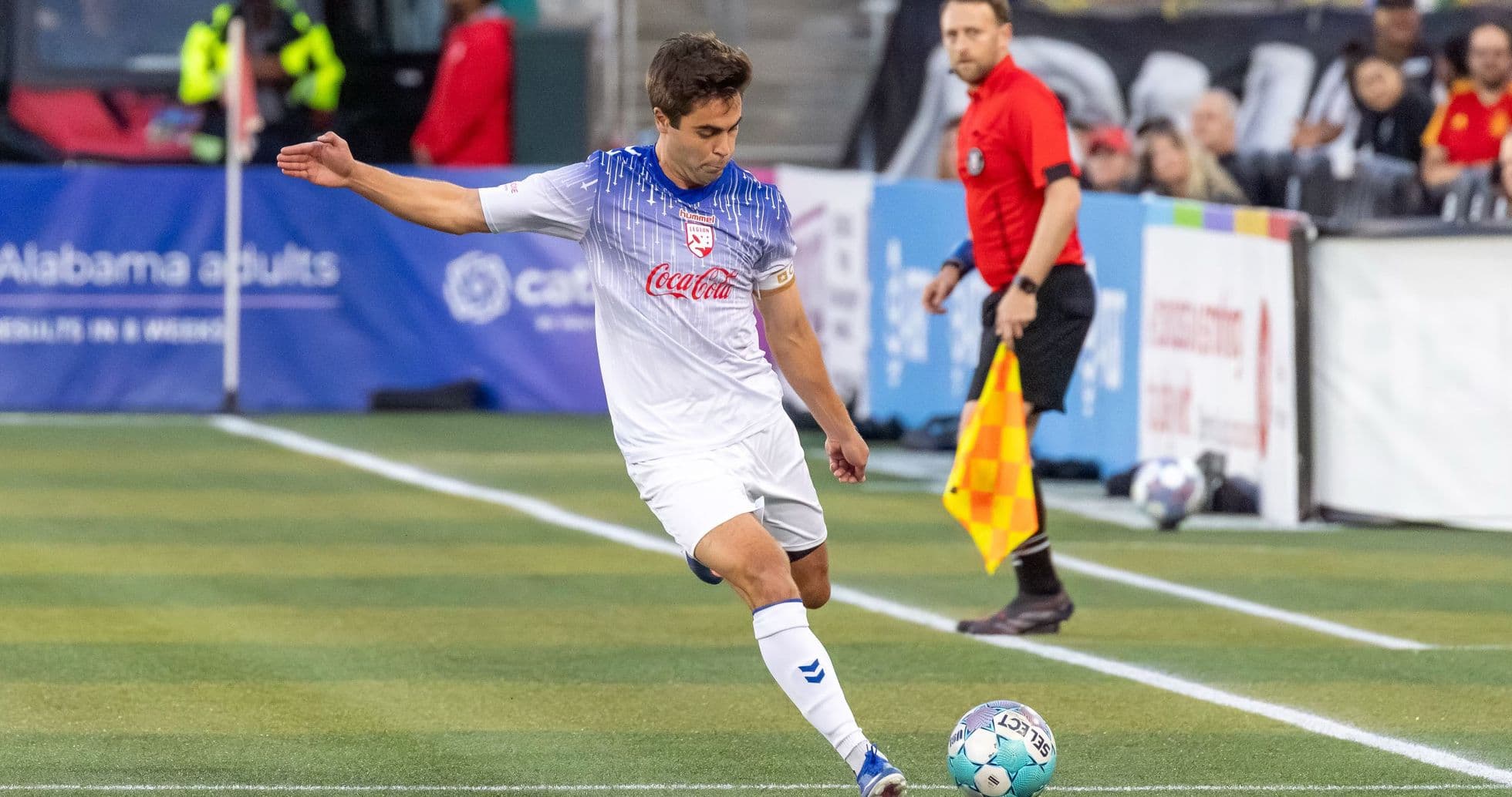 Jugador pateando el balón durante el partido