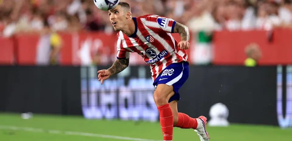 Jugador de Atlético de Madrid cabeceando el balón en partido